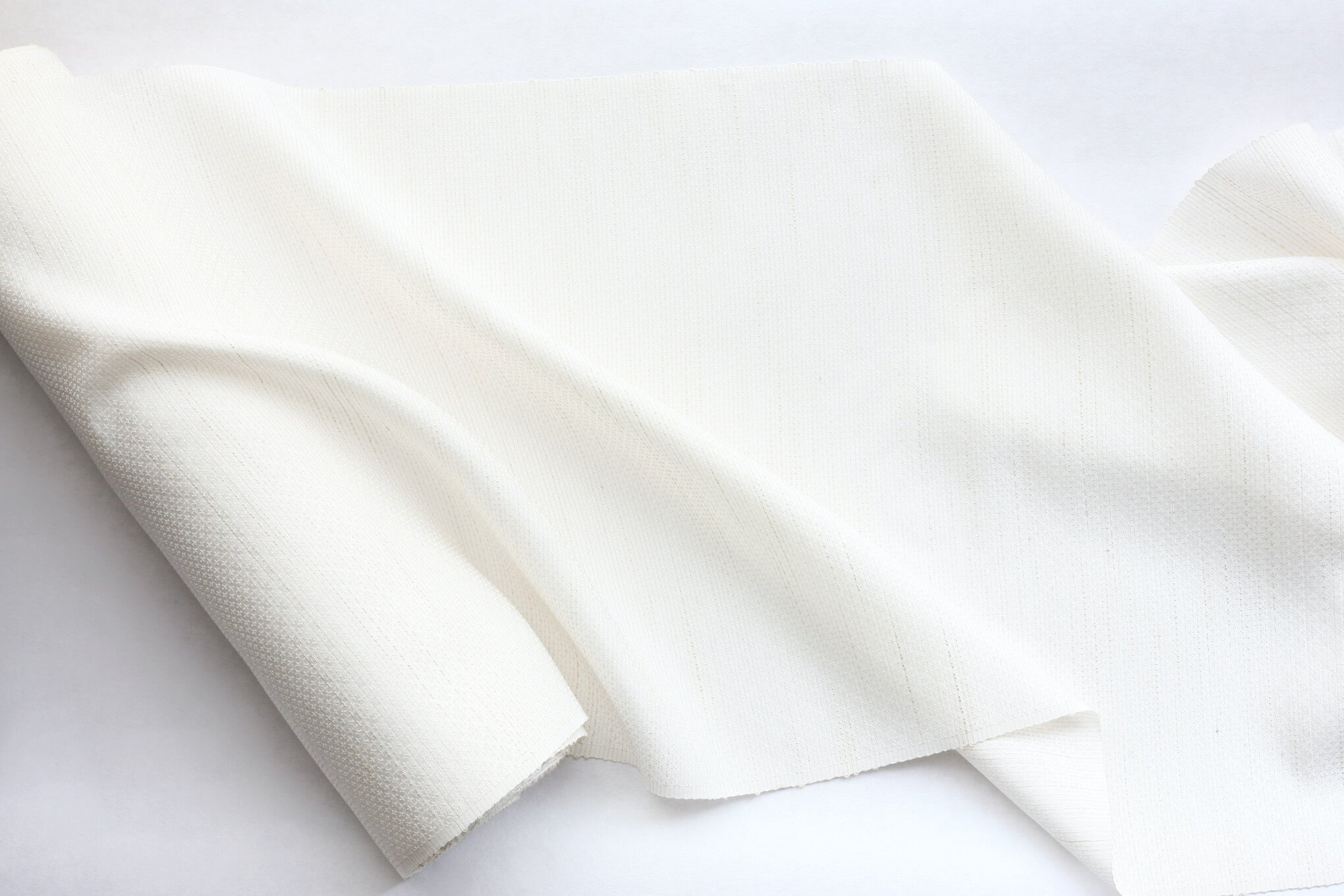 野蚕糸を織り込んだ紋紬の反物です。