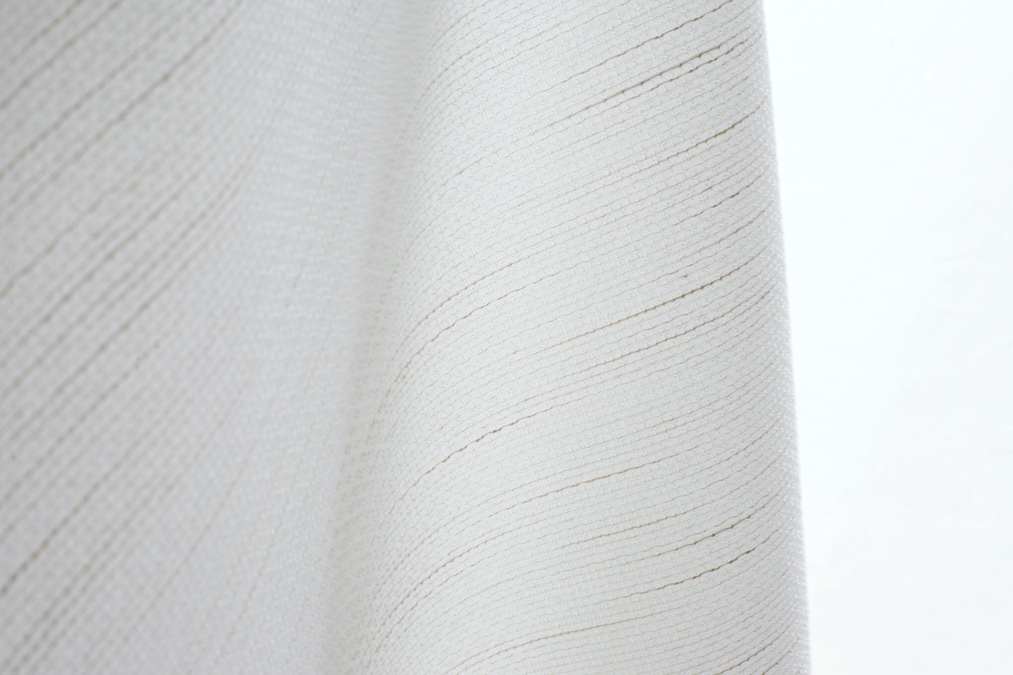 野蚕糸を織り込んだ紋紬の反物です。