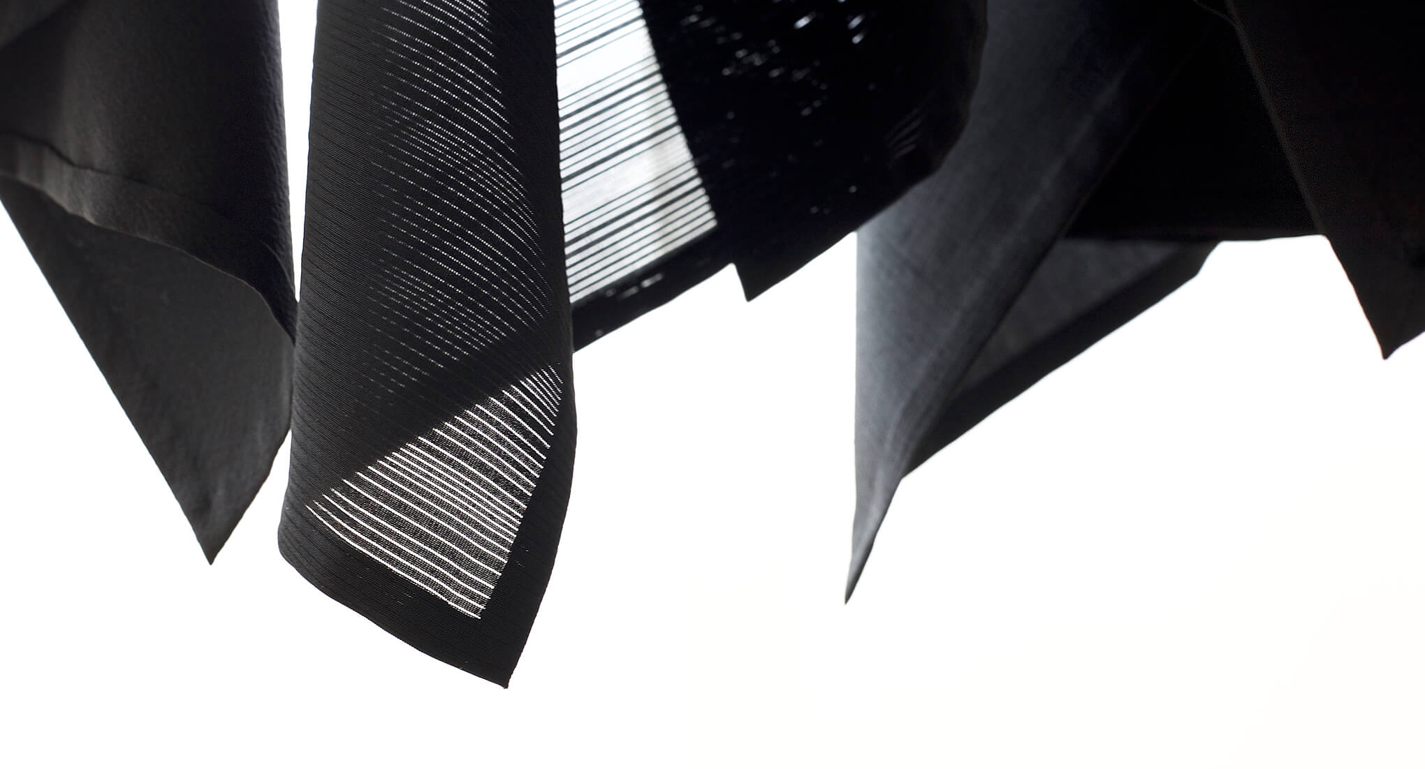 解くと一枚の布へ還る着物の様な、和裁仕立ての羽織ものです。