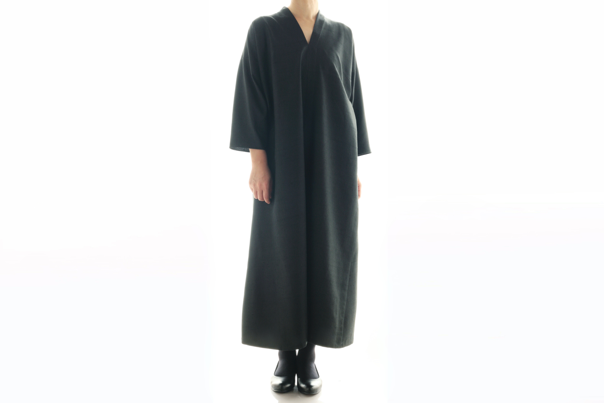 着物のような雰囲気の直線裁ちのワンピース。