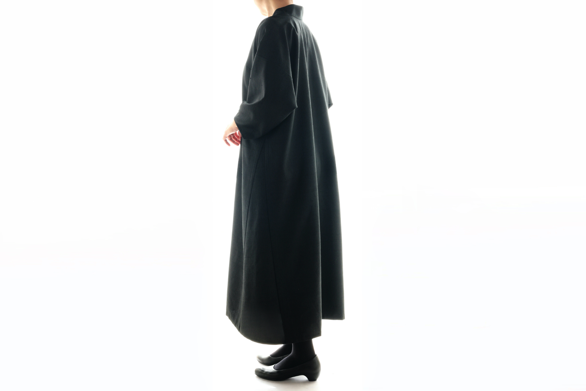 着物のような雰囲気の直線裁ちのワンピース。