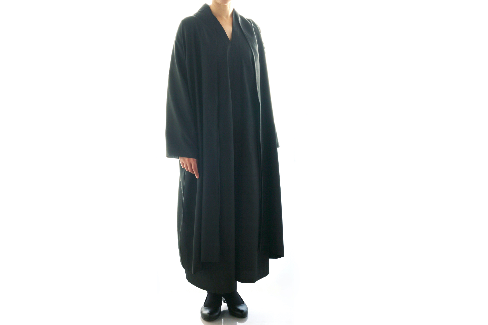 着物のような雰囲気の直線裁ちのワンピース。