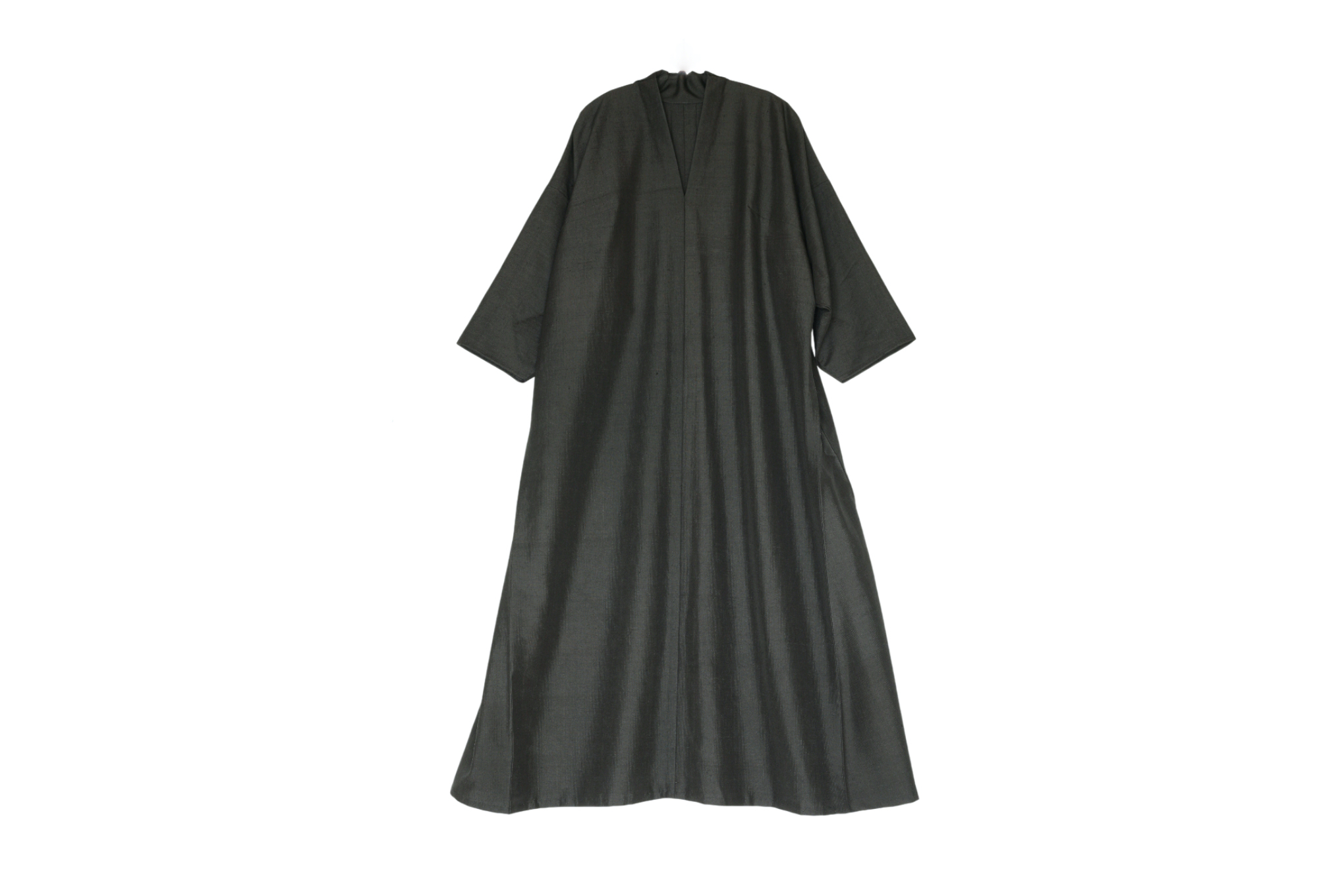 着物のような雰囲気の直線裁ちのワンピース。