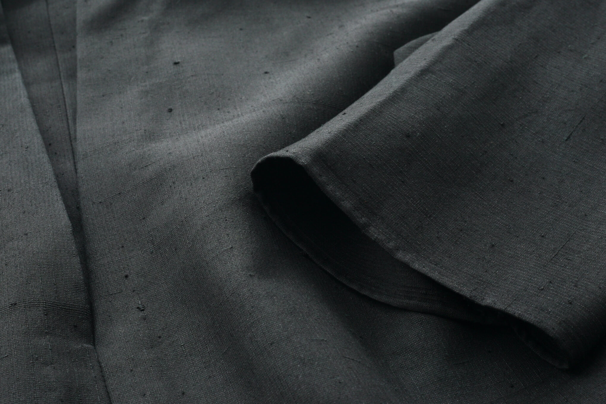 着物のような雰囲気の直線裁ちのワンピース。